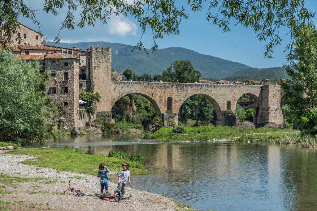 Besalù bridge with kids